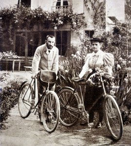 Pierre y Marie Curie en su jardín 1895
