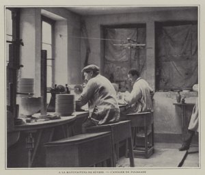 Taller de pulido en la fábrica de porcelana de Sèvres, Francia de French Photographer