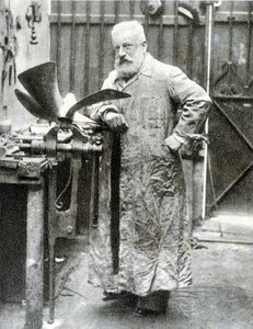 Retrato de Fernand Forest (1851 - 1914), inventor francés (motor, autopartes...) - fotografía de French Photographer