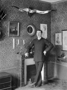 Retrato de un joven, posando en el salón decorado de la Abadía de Septfontaines, cerca de Bourmont en Haute Marne. Fotografía finales del siglo XIX. Colección Ducos de French Photographer
