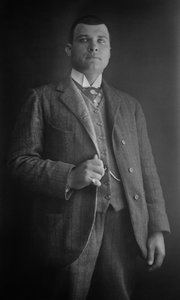 Retrato de hombre, región de Bourmont en Haute-Marne, circa 1880. Fotografía. Colección Ducos. de French Photographer