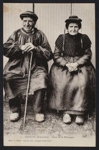 Postal que representa gente de montaña en Saugues, Haute-Loire, c.1900 de French Photographer
