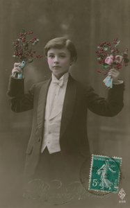 Postal de un niño con corbata blanca y frac sosteniendo flores y bayas, enviada en 1913