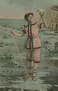 Mujer sosteniendo una red de pesca y una concha de French Photographer