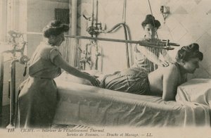 Postal de una mujer recibiendo una ducha y masaje en los baños termales de Vichy, enviada en 1913