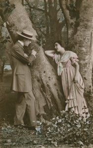 Postal de amantes tallando un corazón en un árbol, enviada en 1913 de French Photographer