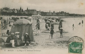 Playa y Boulevard St Georges, Royan, Francia de French Photographer