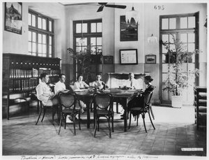 Escuela primaria para niños en Hanoi, c.1920 de French Photographer