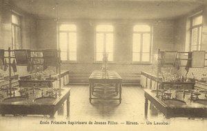 Baño de la escuela primaria, Hirson