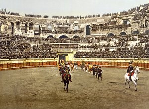 Procesión de matadores en el Anfiteatro en Nîmes, 1890-1900 de French Photographer