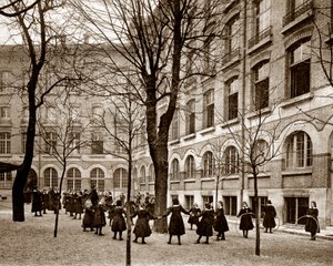Patio de recreo de la escuela de Madame de Saisseval (Carcado - Saisseval) en París a finales del siglo XIX, antes de 1900 de French Photographer