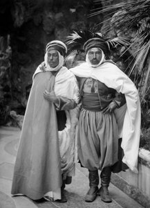 Representantes de las colonias francesas, en traje tradicional, en París, c.1850, recibidos por Jean Etienne Théodore Ducos (1801-1855), ministro de marina y colonias de 1851 a 1855. Fotografía. Colección Ducos de French Photographer