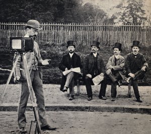 Escena de la vida de un fotógrafo. Fotografía, finales del siglo XIX, París. Coll. Selva. de French Photographer