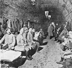 Dormitorios en el Fuerte de Douaumont, c.1916 de French Photographer