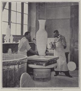 Esmaltado por pulverización de un jarrón en la fábrica de porcelana de Sèvres, Francia de French Photographer