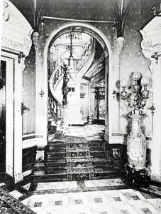 El vestíbulo y la escalera de ónix en el Hotel de Paiva