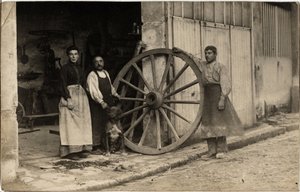 El carruaje, fabricante de ruedas de tranvía. Tarjeta postal de principios del siglo XX. de French Photographer
