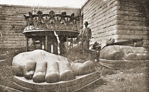 La construcción de la Estatua de la Libertad, (detalle) de los pies, c.1876 de French Photographer