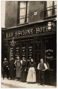 Fachada del débito de vinos y hoteles, regentado por M.Vaissade, en el 22 rue de Sevigne, París. Tarjeta postal de principios del siglo XX.