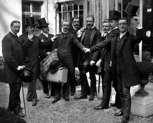 La reunión de los amigos del fotógrafo, Theodore Ducos (1849-1913), frente a la Abadía de Septfontaines, cerca de Bourmont en Haute Marne. Fotografía finales del siglo XIX. Colección Ducos de French Photographer