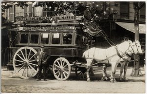 El patache (coche colectivo de caballos) de la línea Pantheon Place Courcelles, París, con patachón (coche de caballos) y receptor. Tarjeta postal de principios del siglo XX. de French Photographer