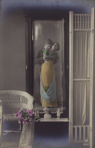 El reflejo en un espejo de una pareja joven besándose de French Photographer