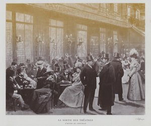 Espectadores de teatro fuera de la Taverne Pousset en París después de una función de French Photographer