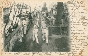 Marineros en formación en una escuela naval francesa recibiendo una lección de boxeo en cubierta de French Photographer