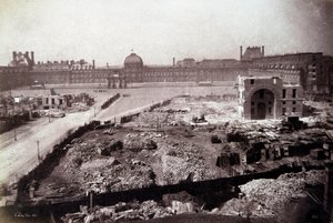 Transformaciones de París bajo el Segundo Imperio, obras de Haussmann: vista de la Place du Carrousel durante la demolición de las antiguas caballerizas del rey en París. Este sitio fue parte de las transformaciones emprendidas durante el Segundo Imperio p