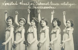 Tropa de jóvenes bailarinas, sonriendo de French Photographer