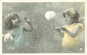 Dos ángeles niñas lanzándose bolas de nieve de French Photographer