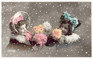 Dos niñas sosteniendo flores, en la nieve de French Photographer