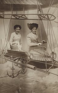 Dos mujeres volando un avión de French Photographer