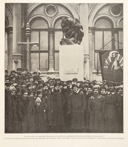 Inauguración de un monumento erigido por los soviéticos en memoria de uno de los asesinos de Alejandro II, de Histoire des Soviets, pub. 1922 (litografía) de French Photographer