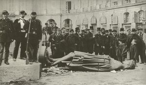 Columna Vendôme, después de ser derribada el 16 de mayo de 1871