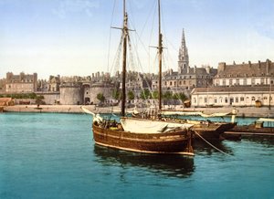 Vista de la ciudad amurallada de St Malo desde el puerto, 1890-1900 de French Photographer