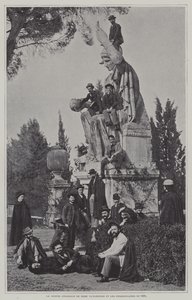 Visitantes en la estatua de Roma Victoriosa
