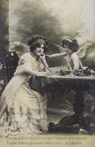 Mujer y un niño vestido de querubín de French Photographer