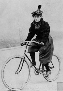 Mujer en una bicicleta, 1894 de French Photographer