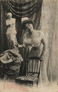 Mujer con estatua de Venus de Milo de French Photographer