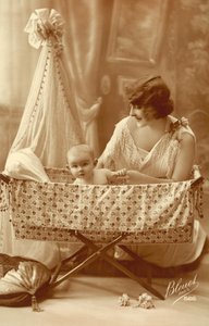 Mujer con un bebé en una cuna de French Photographer