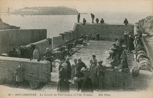 Mujeres lavando ropa en el puerto de Louen de French Photographer