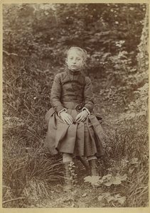 Joven en el campo, Francia, hacia 1890 (foto b/n) de French Photographer