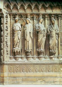 (Izq. a Der.) La Anunciación y la Visitación, figuras del parteluz derecho del portal central de la fachada oeste, dedicado a la Virgen de French School
