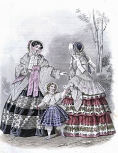 2 mujeres a la moda con una niña de paseo - en 