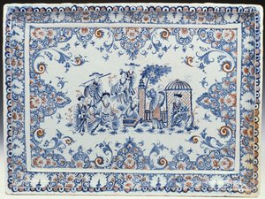 Una bandeja rectangular de Rouen, pintada en azul y rojo hierro de French School