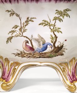 Sopera circular de dos asas de Vincennes, tapa y soporte, c.1750 (porcelana) de French School