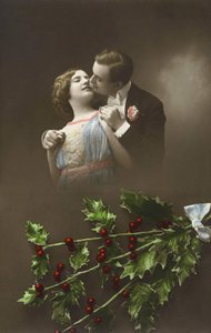 Una pareja enamorada y ramas de acebo. Postal de principios del siglo XX