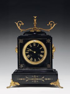 Reloj de sobremesa de piedra negra con decoración incisa, con patas, remates y accesorios en latón dorado, por Jausions de Pau, Francia, c.1876-78 de French School