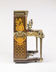 Un piano vertical con marquetería y taracea de French School